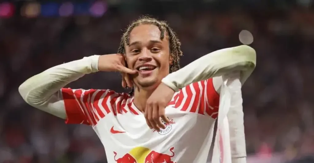 تشافي سيمونز يحدد وجهته ويشعل صراع الأندية الإنجليزية