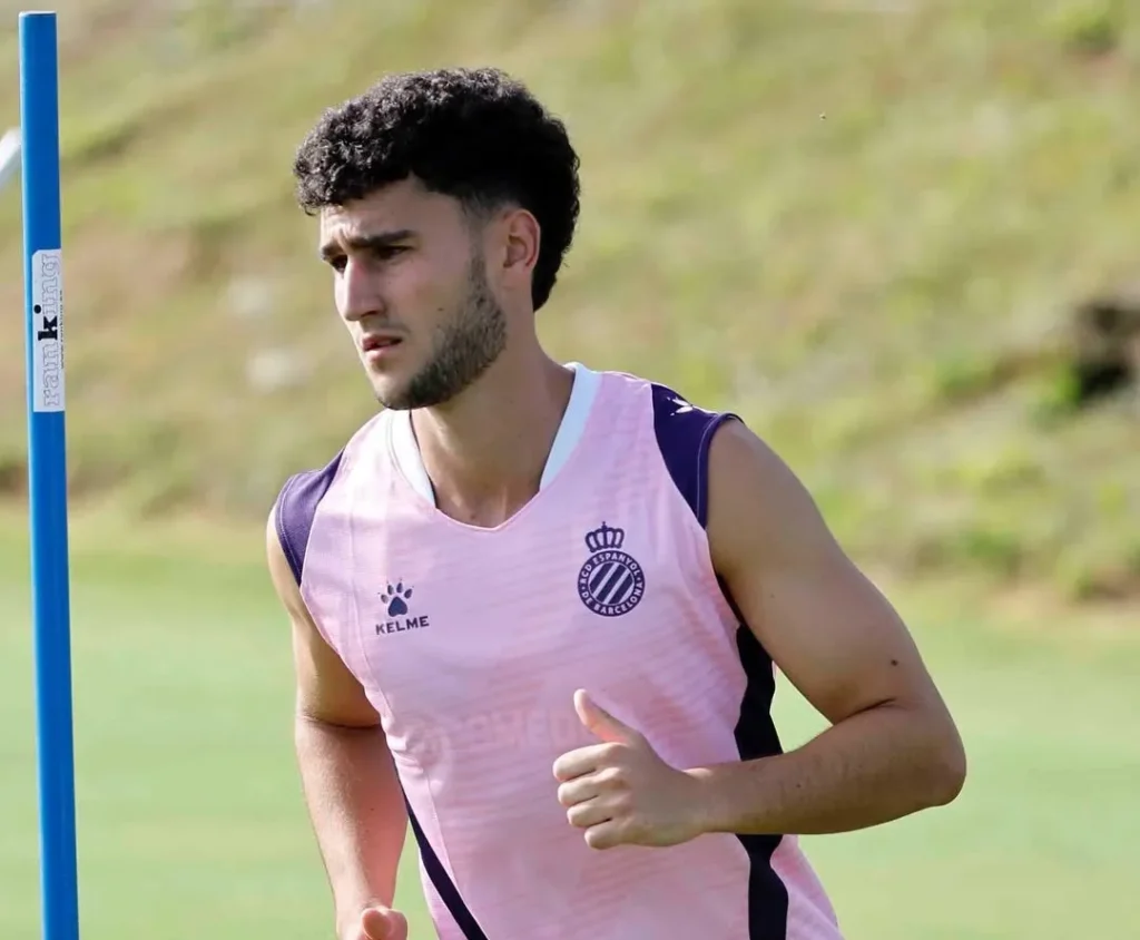 برشلونة يتحرك لضم روجر مارتينيز.. صراع مرتقب مع أتلتيكو مدريد