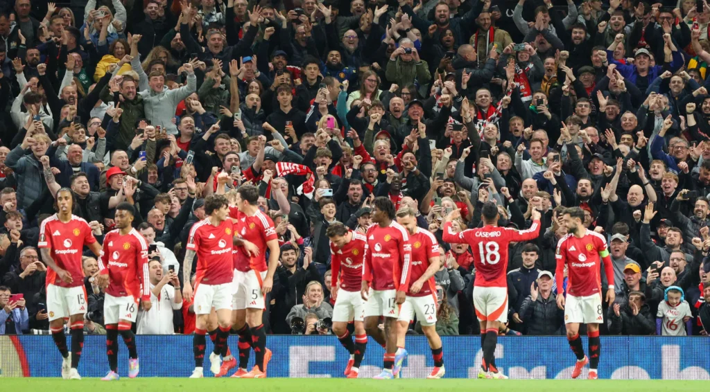 خطوة مفاجئة من إدارة مانشستر يونايتد تُغضب الجماهير