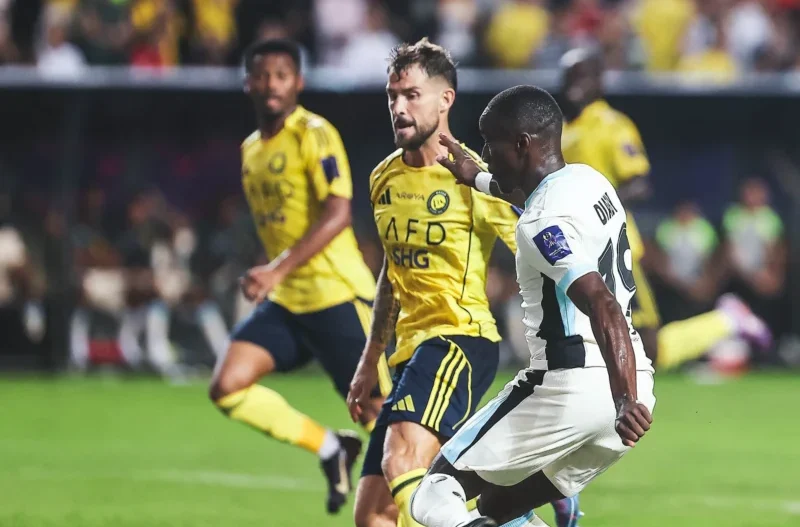 النصر يهزم الاتحاد ويبلغ نهائي السوبر السعودي رغم النقص العددي