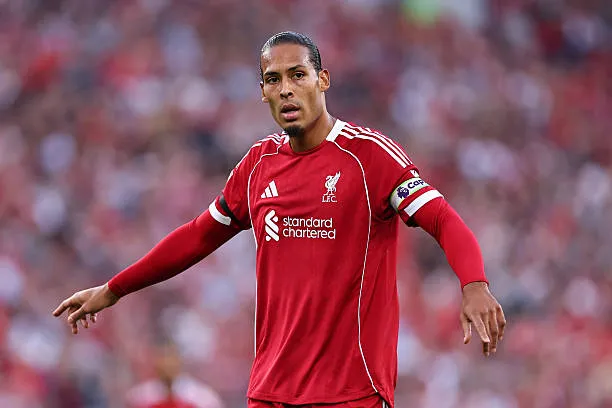 فيرجل فان دايك لاعب ليفربول في التشكيل الأساسي ضد آرسنال