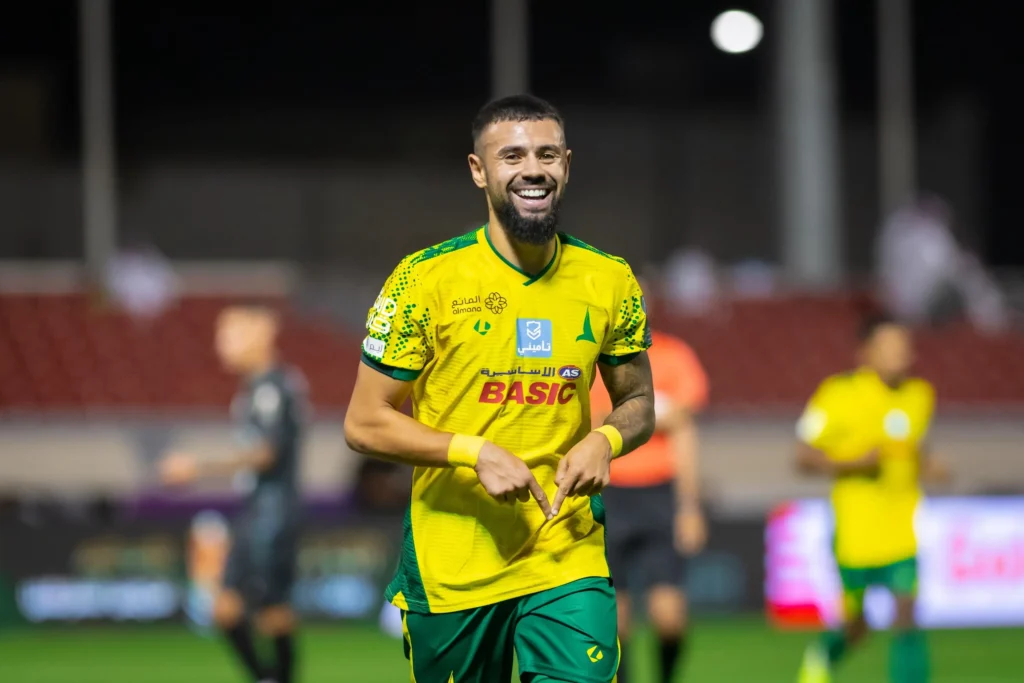 التعاون يواجه الخليج في صراع النقاط الثلاث في الجولة الرابعة بدوري روشن