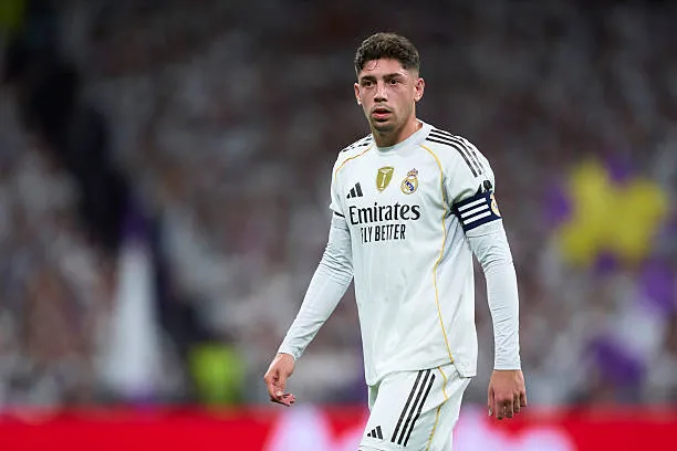 غونزالو غارسيا يوضح حقيقة رفض فالفيردي اللعب كظهير مع ريال مدريد