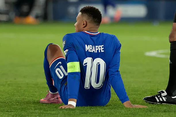 بعد إصابته مع فرنسا.. مبابي يُفاجئ الجميع بموعد عودته للتدريبات!