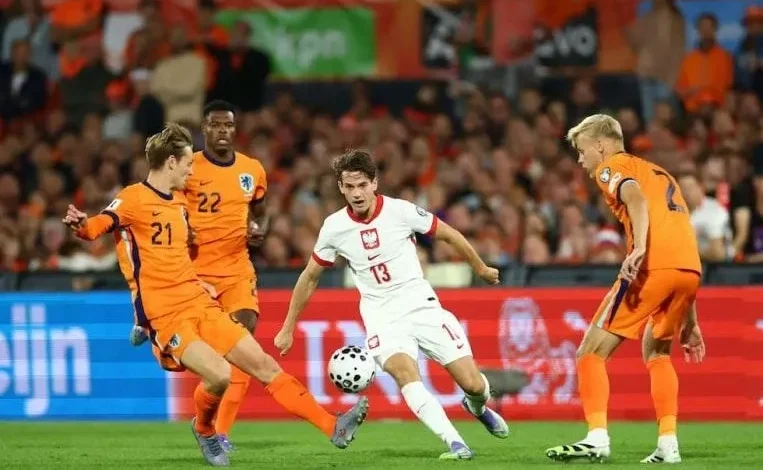 هولندا تواجه بولندا في مباراة حاسمة بتصفيات كأس العالم 2026