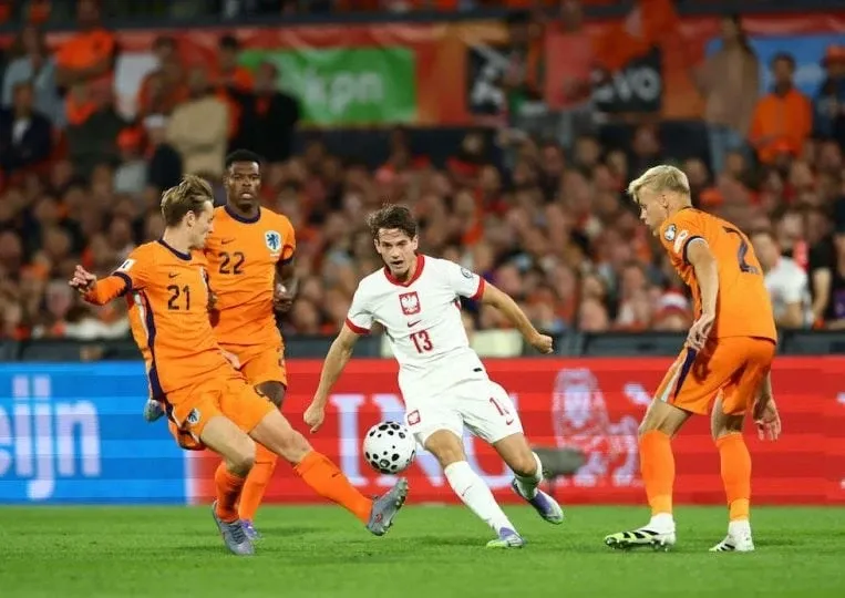 هولندا تواجه بولندا في مباراة حاسمة بتصفيات كأس العالم 2026