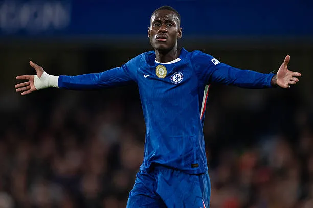 تشيلسي يطارد المركز الرابع أمام إيفرتون في الدوري الإنجليزي